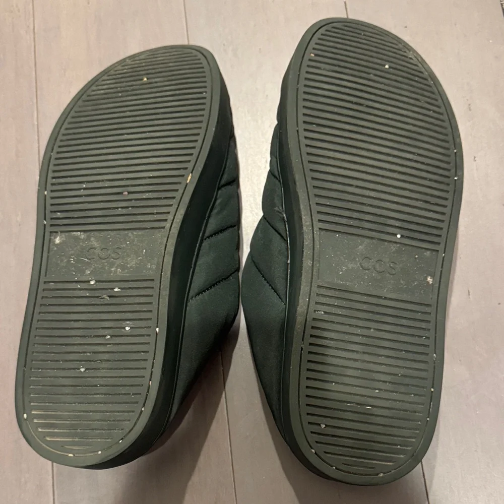COS Quilted Puffer Mule Sneakers Men’s Size 10 Slip On House Shoes Minimalist - Picture 3 of 4